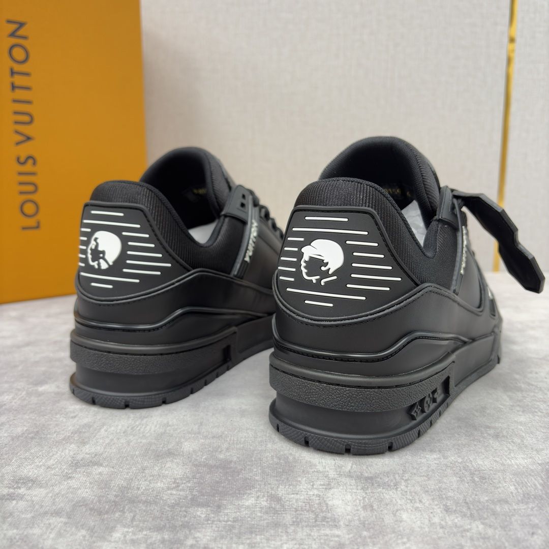 💋💍L家新品 L*V 路易～当季新品上架 TRAINER 系列运动鞋 官方 10,600 潮奢基因与复古