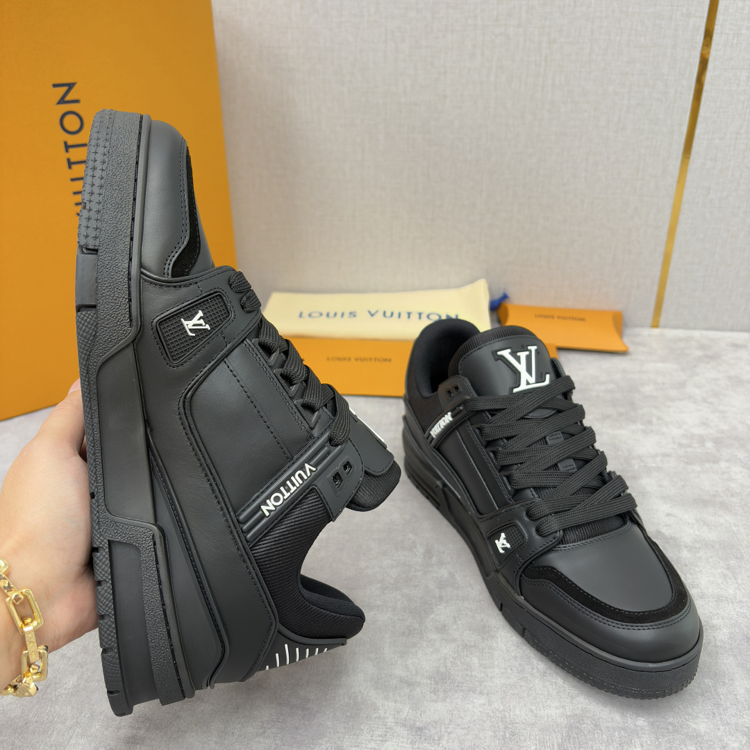 💋💍L家新品 L*V 路易～当季新品上架 TRAINER 系列运动鞋 官方 10,600 潮奢基因与复古
