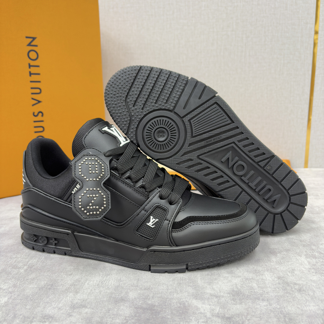 💋💍L家新品 L*V 路易～当季新品上架 TRAINER 系列运动鞋 官方 10,600 潮奢基因与复古