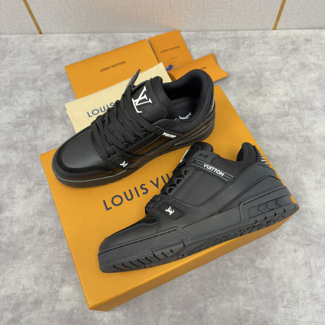 💋💍L家新品 L*V 路易～当季新品上架 TRAINER 系列运动鞋 官方 10,600 潮奢基因与复古