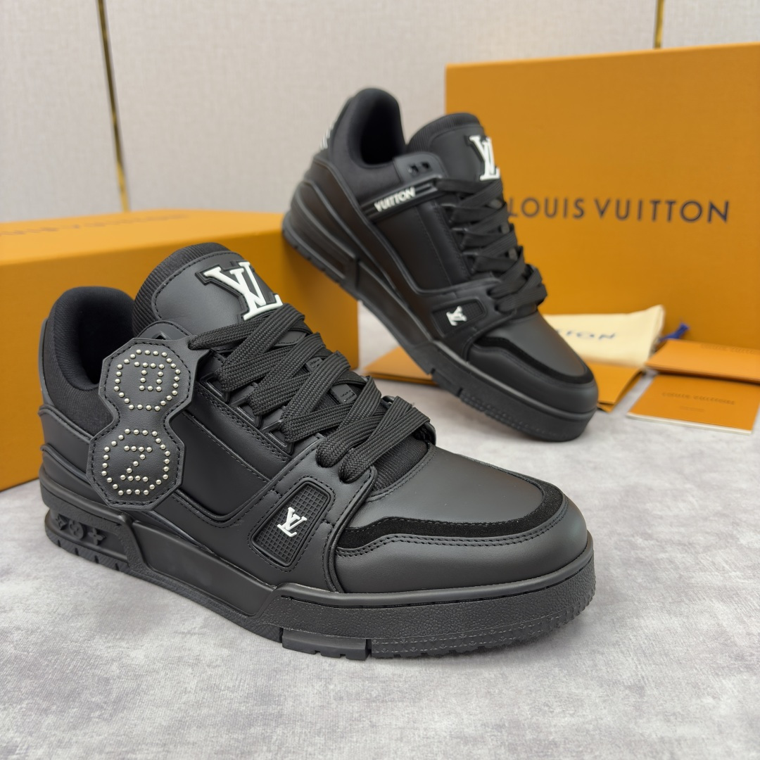 💋💍L家新品 L*V 路易～当季新品上架 TRAINER 系列运动鞋 官方 10,600 潮奢基因与复古