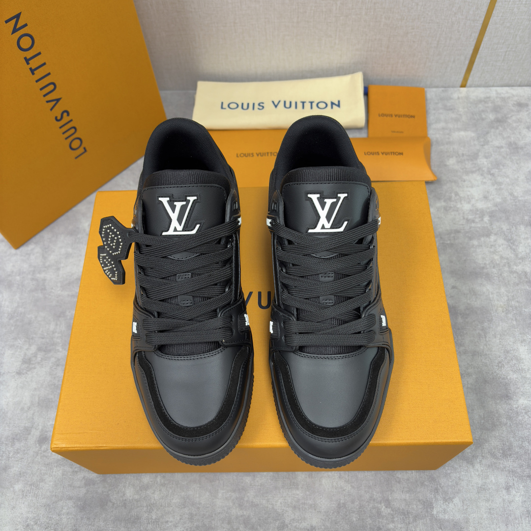 💋💍L家新品 L*V 路易～当季新品上架 TRAINER 系列运动鞋 官方 10,600 潮奢基因与复古