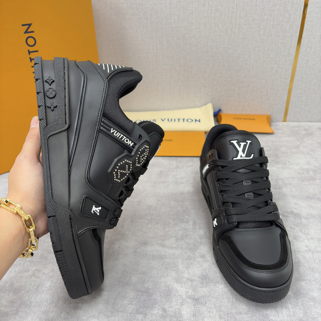 💋💍L家新品 L*V 路易～当季新品上架 TRAINER 系列运动鞋 官方 10,600 潮奢基因与复古