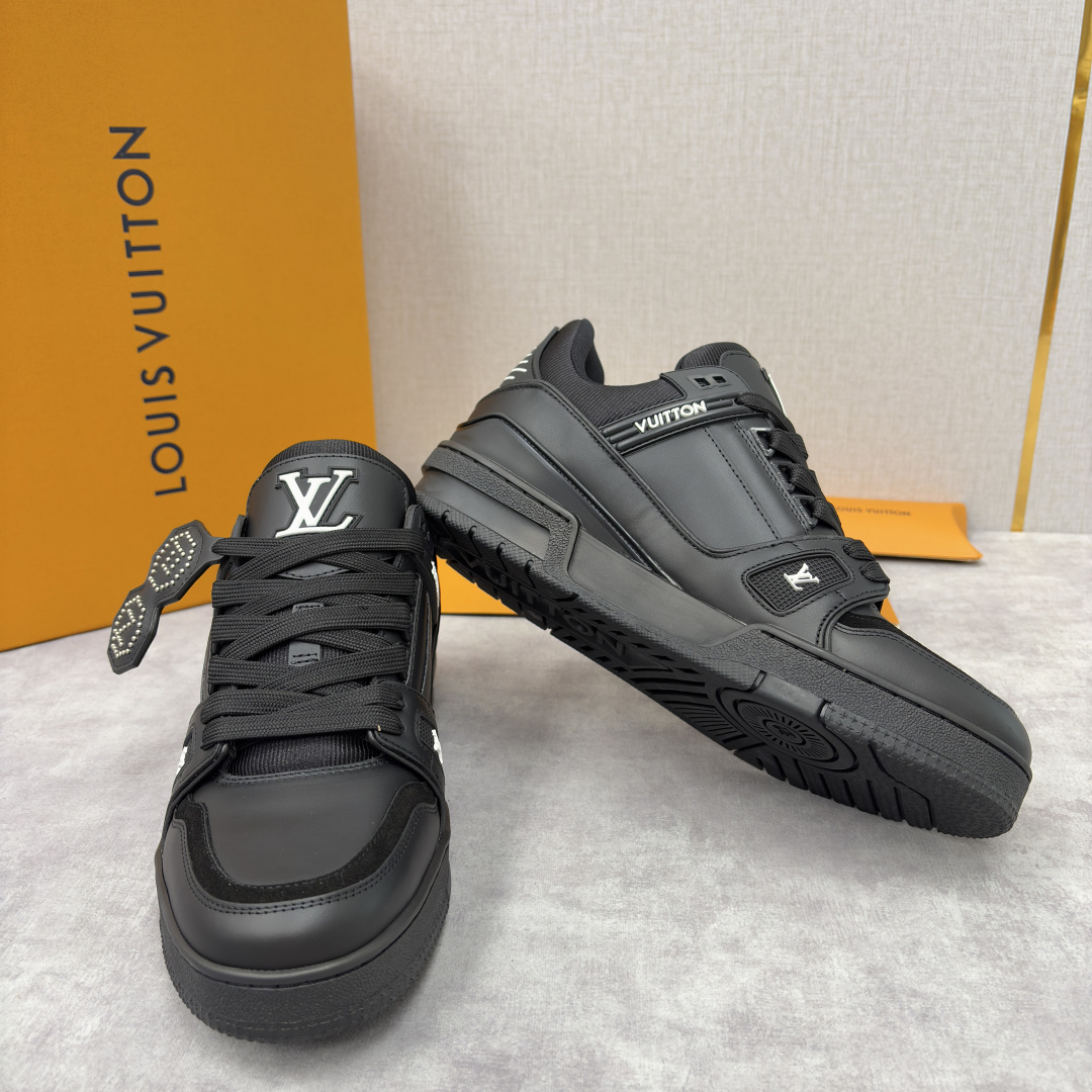 💋💍L家新品 L*V 路易～当季新品上架 TRAINER 系列运动鞋 官方 10,600 潮奢基因与复古