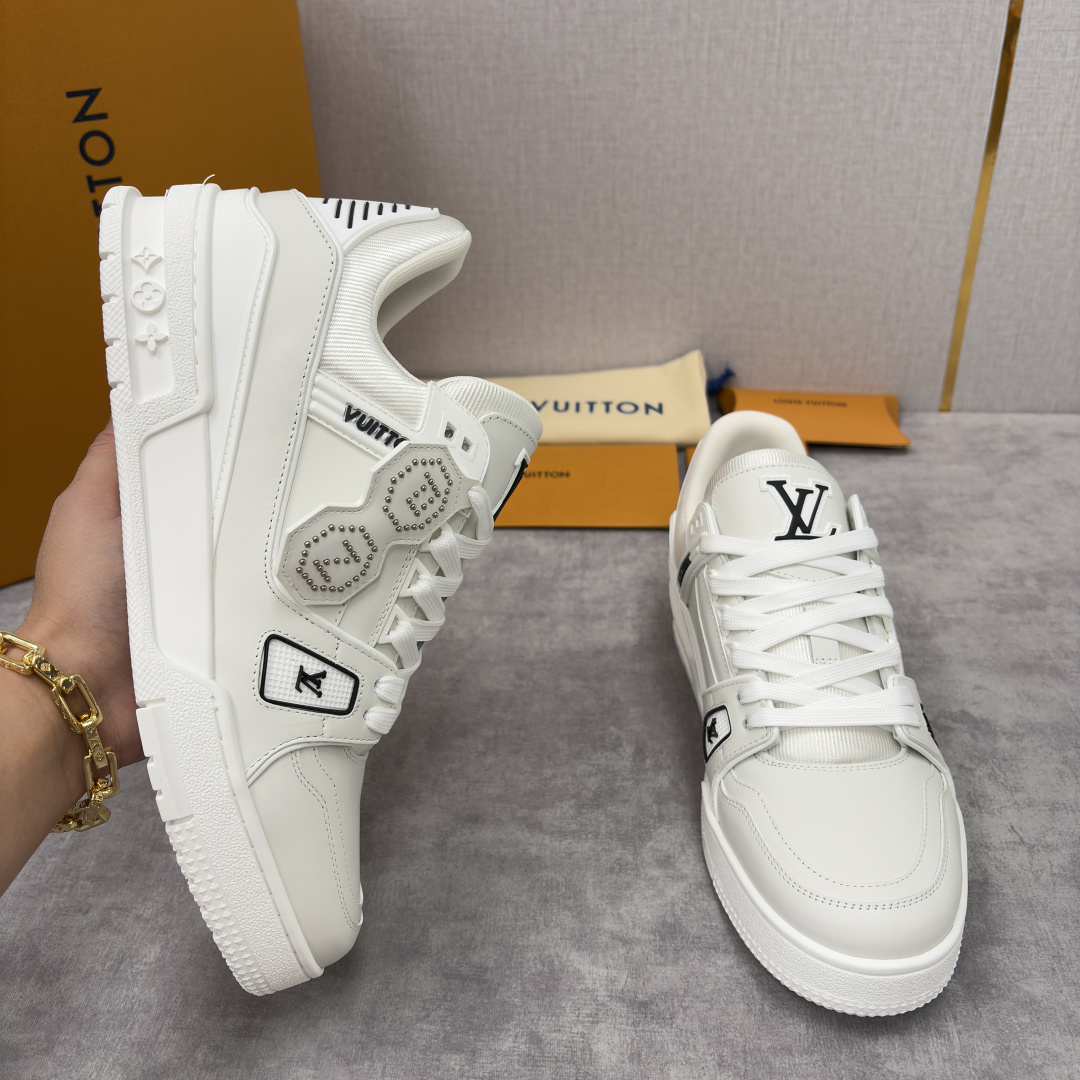 💋💍L家新品 L*V 路易～当季新品上架 TRAINER 系列运动鞋 官方 10,600 潮奢基因与复古