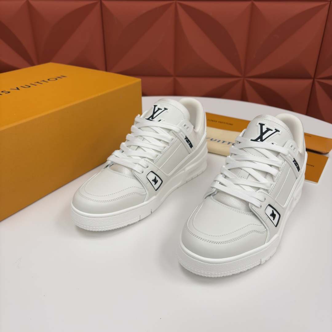 💋💍L家新品 L*V 路易～当季新品上架 TRAINER 系列运动鞋 官方 10,600 潮奢基因与复古