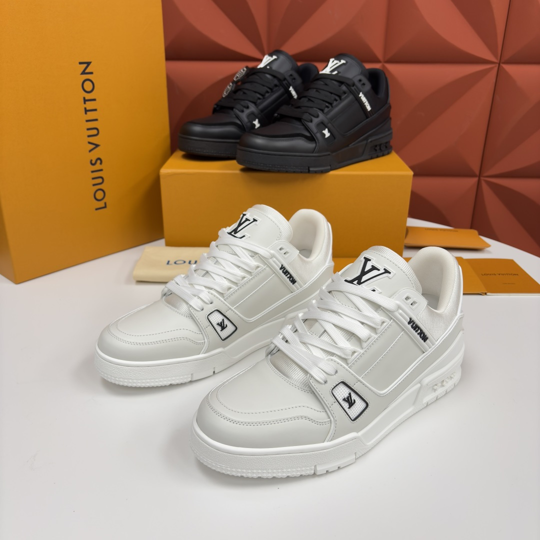 💋💍L家新品 L*V 路易～当季新品上架 TRAINER 系列运动鞋 官方 10,600 潮奢基因与复古