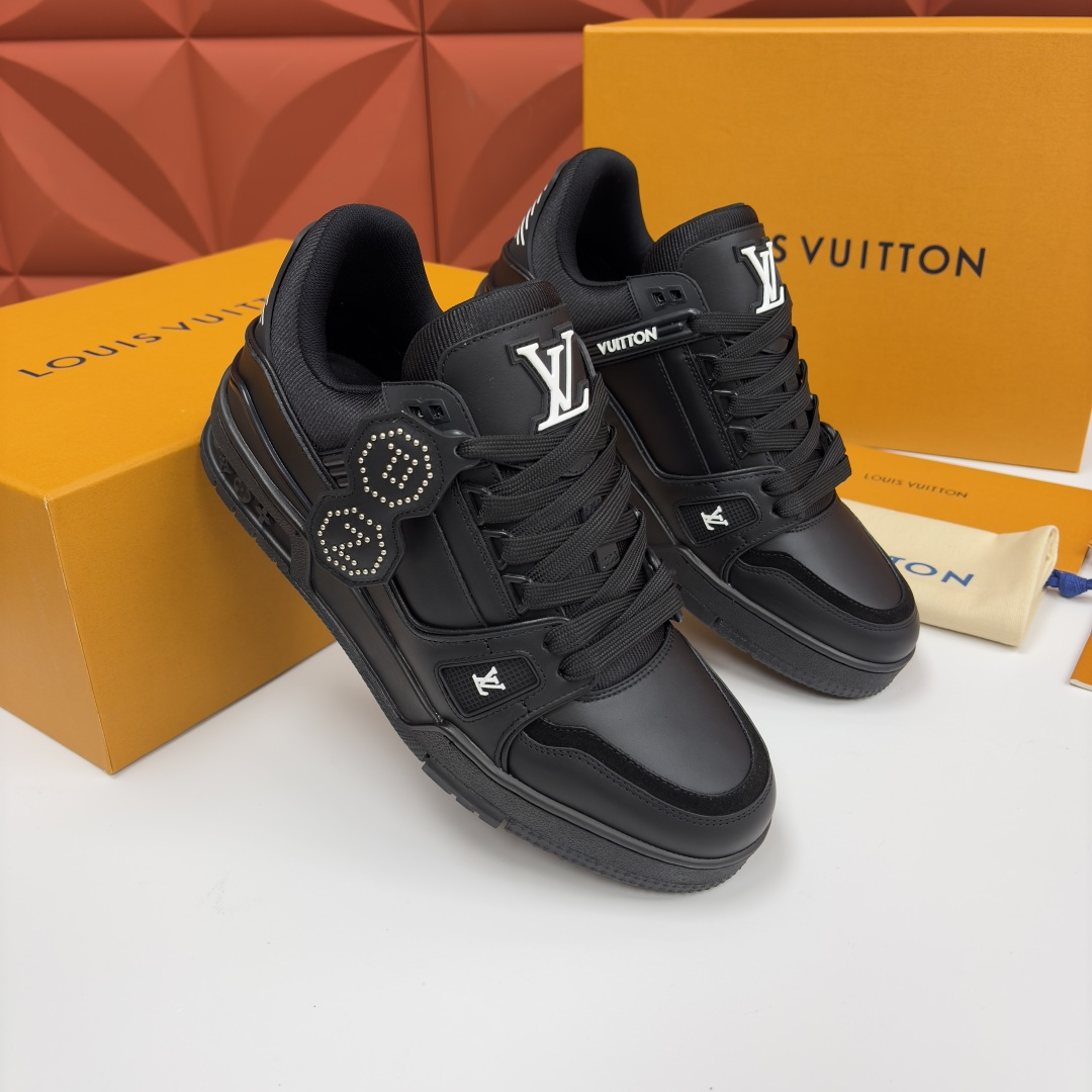 💋💍L家新品 L*V 路易～当季新品上架 TRAINER 系列运动鞋 官方 10,600 潮奢基因与复古