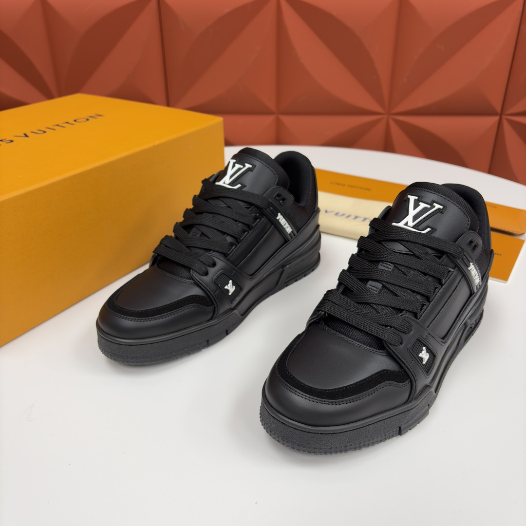 💋💍L家新品 L*V 路易～当季新品上架 TRAINER 系列运动鞋 官方 10,600 潮奢基因与复古