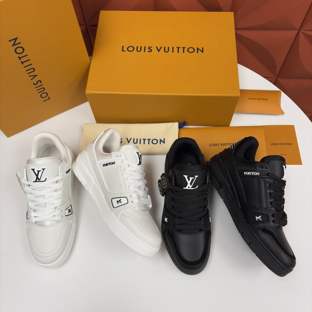 💋💍L家新品 L*V 路易～当季新品上架 TRAINER 系列运动鞋 官方 10,600 潮奢基因与复古