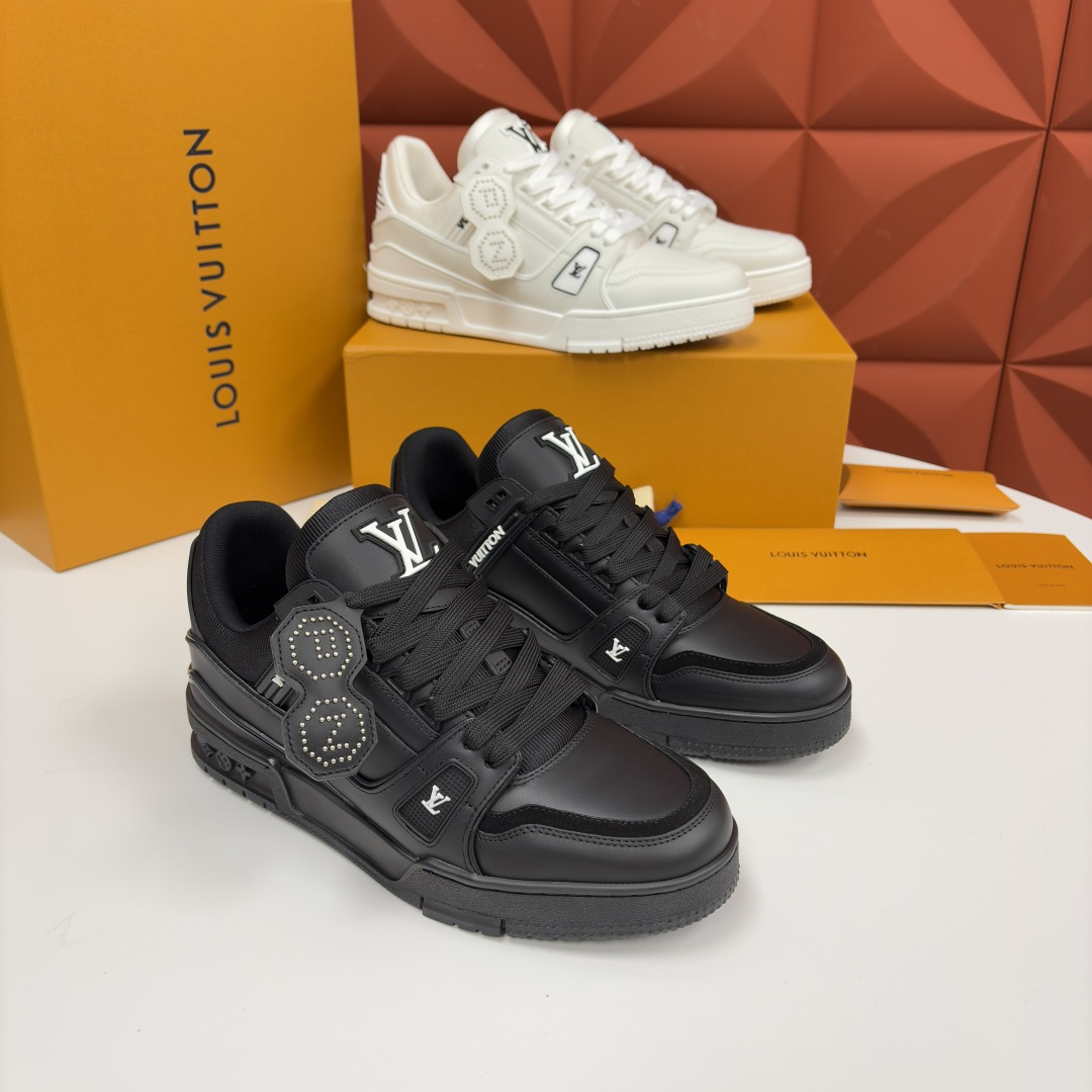 💋💍L家新品 L*V 路易～当季新品上架 TRAINER 系列运动鞋 官方 10,600 潮奢基因与复古