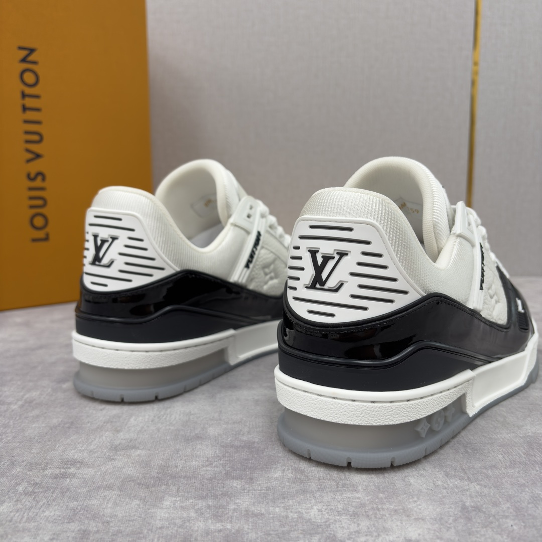💋💍L家新品 L*V 路易～当季新品上架 TRAINER 系列运动鞋 官方 10,300 黑白拼接运动鞋
