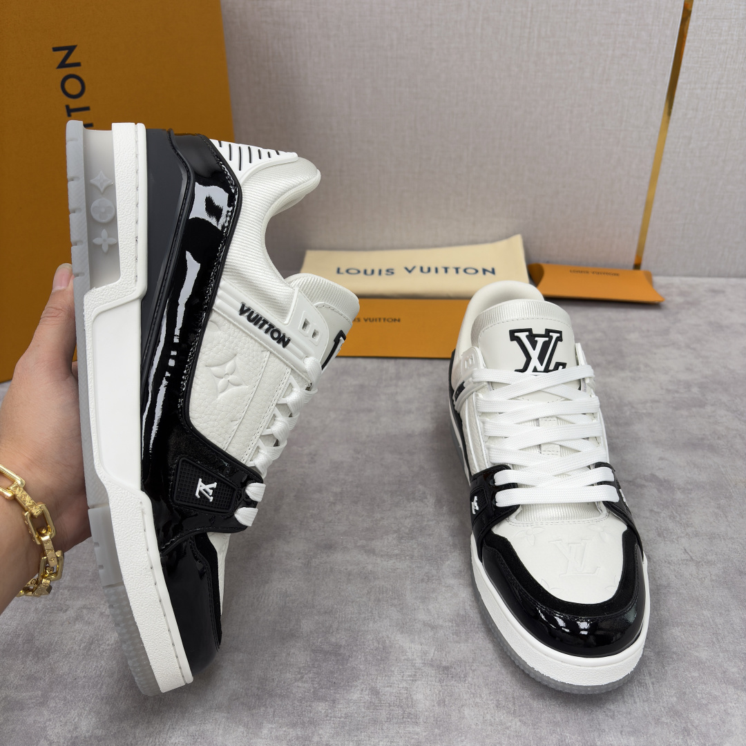 💋💍L家新品 L*V 路易～当季新品上架 TRAINER 系列运动鞋 官方 10,300 黑白拼接运动鞋