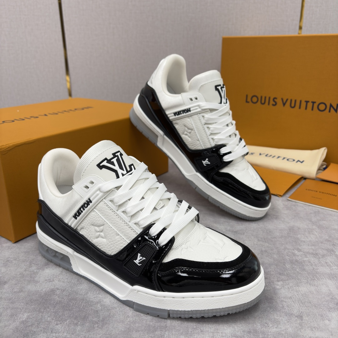 💋💍L家新品 L*V 路易～当季新品上架 TRAINER 系列运动鞋 官方 10,300 黑白拼接运动鞋