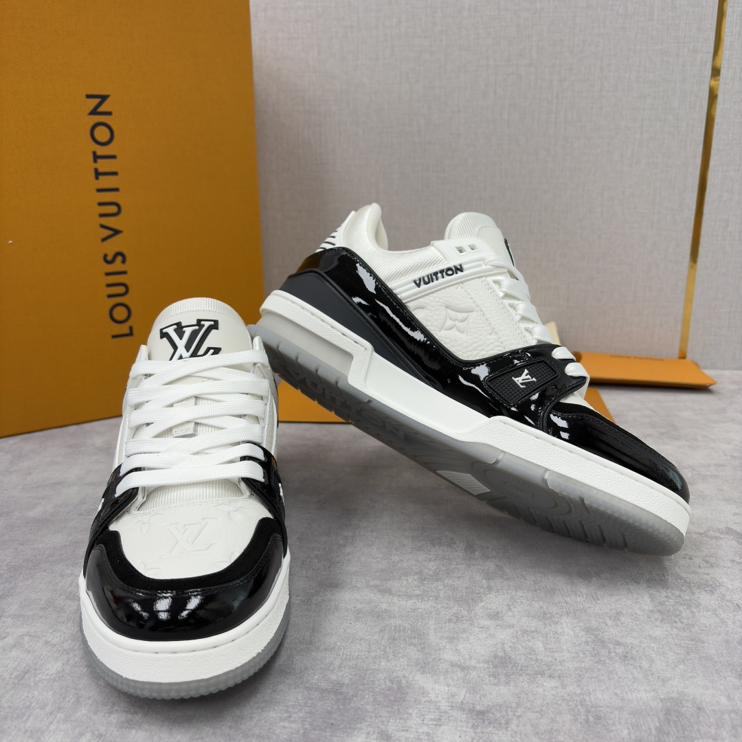 💋💍L家新品 L*V 路易～当季新品上架 TRAINER 系列运动鞋 官方 10,300 黑白拼接运动鞋