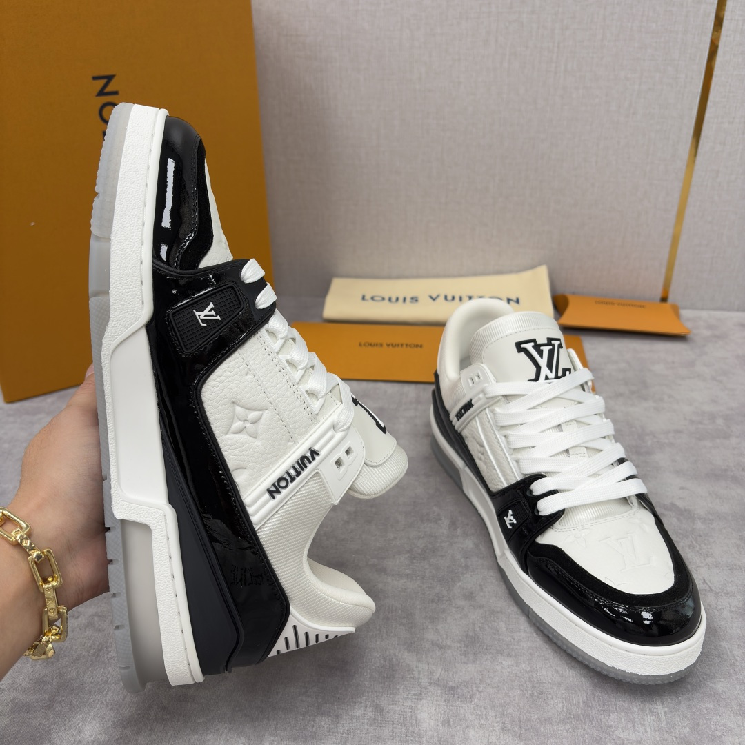💋💍L家新品 L*V 路易～当季新品上架 TRAINER 系列运动鞋 官方 10,300 黑白拼接运动鞋