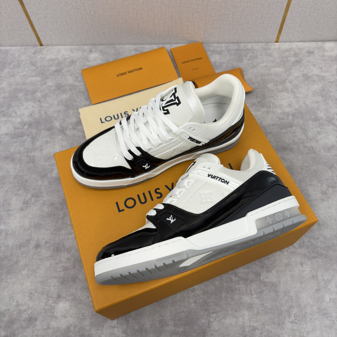 💋💍L家新品 L*V 路易～当季新品上架 TRAINER 系列运动鞋 官方 10,300 黑白拼接运动鞋