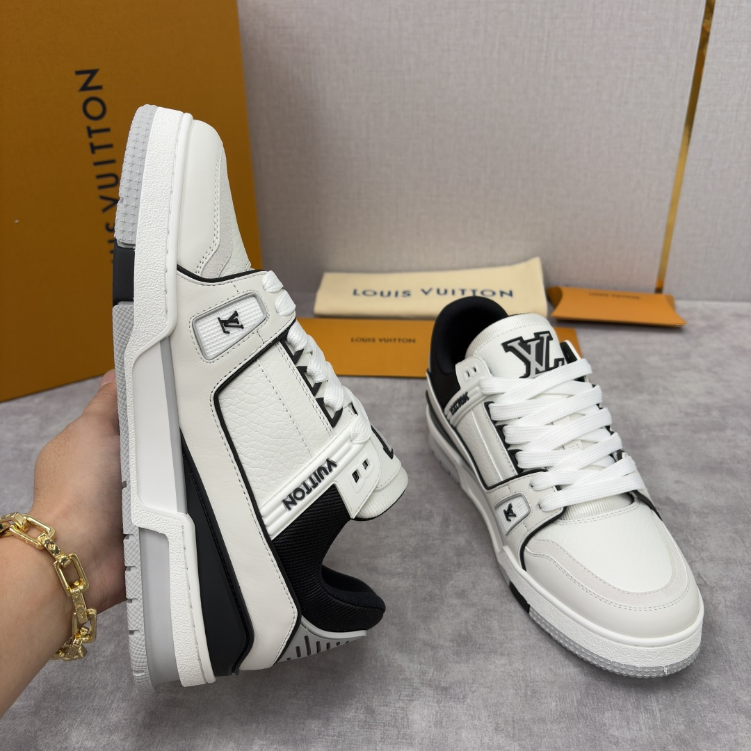💋💍L家新品 L*V 路易～当季新品上架 TRAINER 系列运动鞋 官方 10,400 色彩狂想与复古