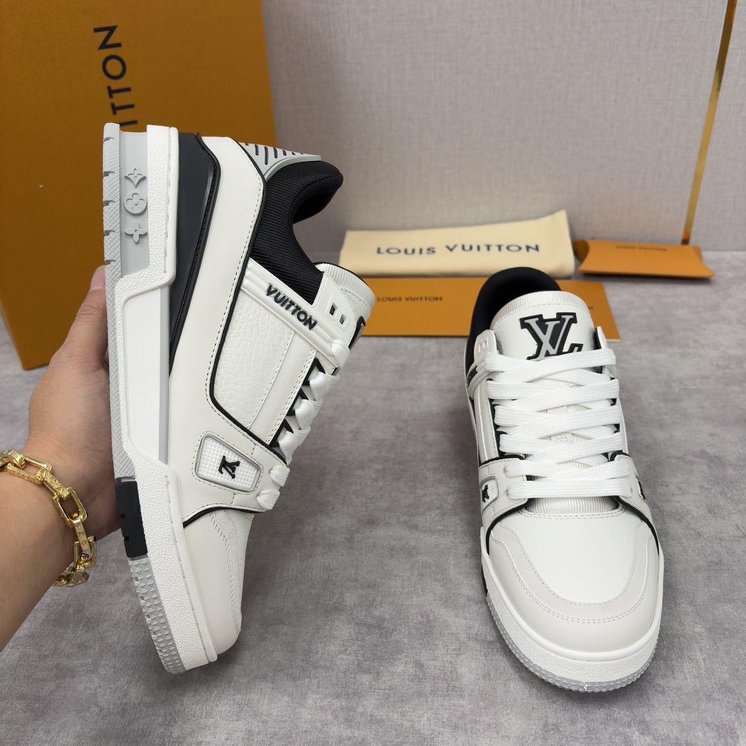 💋💍L家新品 L*V 路易～当季新品上架 TRAINER 系列运动鞋 官方 10,400 色彩狂想与复古