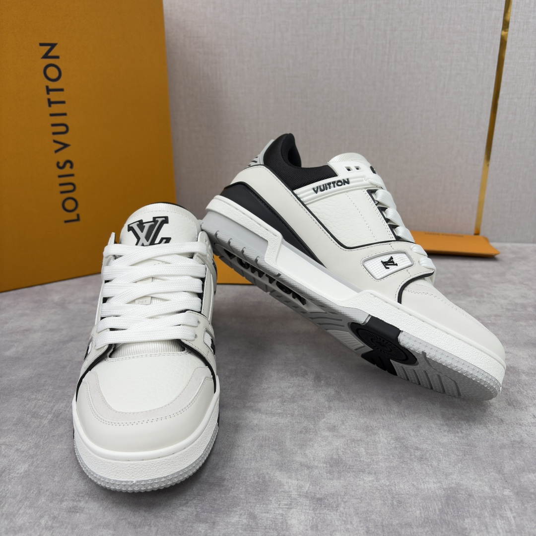 💋💍L家新品 L*V 路易～当季新品上架 TRAINER 系列运动鞋 官方 10,400 色彩狂想与复古