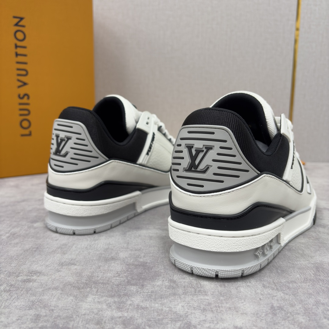 💋💍L家新品 L*V 路易～当季新品上架 TRAINER 系列运动鞋 官方 10,400 色彩狂想与复古