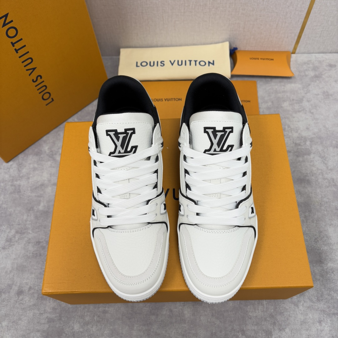 💋💍L家新品 L*V 路易～当季新品上架 TRAINER 系列运动鞋 官方 10,400 色彩狂想与复古