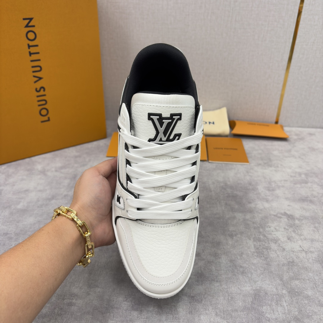 💋💍L家新品 L*V 路易～当季新品上架 TRAINER 系列运动鞋 官方 10,400 色彩狂想与复古