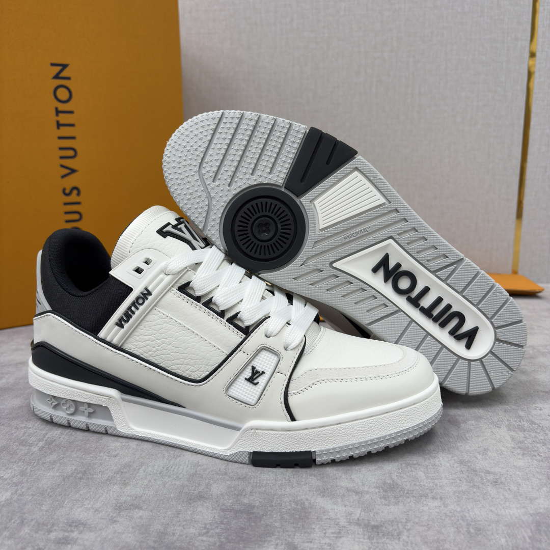 💋💍L家新品 L*V 路易～当季新品上架 TRAINER 系列运动鞋 官方 10,400 色彩狂想与复古
