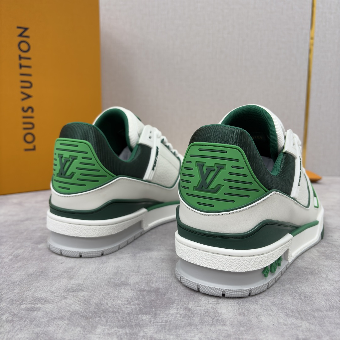 💋💍L家新品 L*V 路易～当季新品上架 TRAINER 系列运动鞋 官方 10,400 色彩狂想与复古