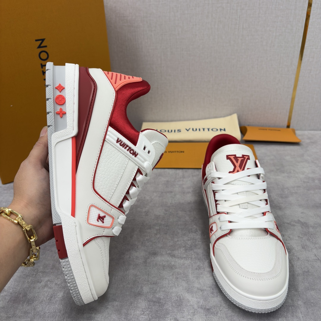 💋💍L家新品 L*V 路易～当季新品上架 TRAINER 系列运动鞋 官方 10,400 色彩狂想与复古
