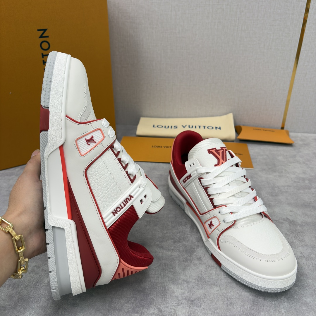 💋💍L家新品 L*V 路易～当季新品上架 TRAINER 系列运动鞋 官方 10,400 色彩狂想与复古