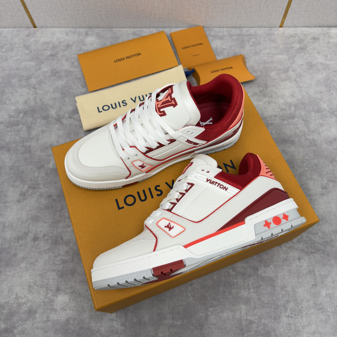 💋💍L家新品 L*V 路易～当季新品上架 TRAINER 系列运动鞋 官方 10,400 色彩狂想与复古