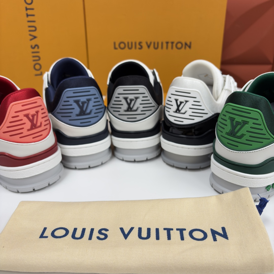 💋💍L家新品 L*V 路易～当季新品上架 TRAINER 系列运动鞋 官方 10,400 色彩狂想与复古