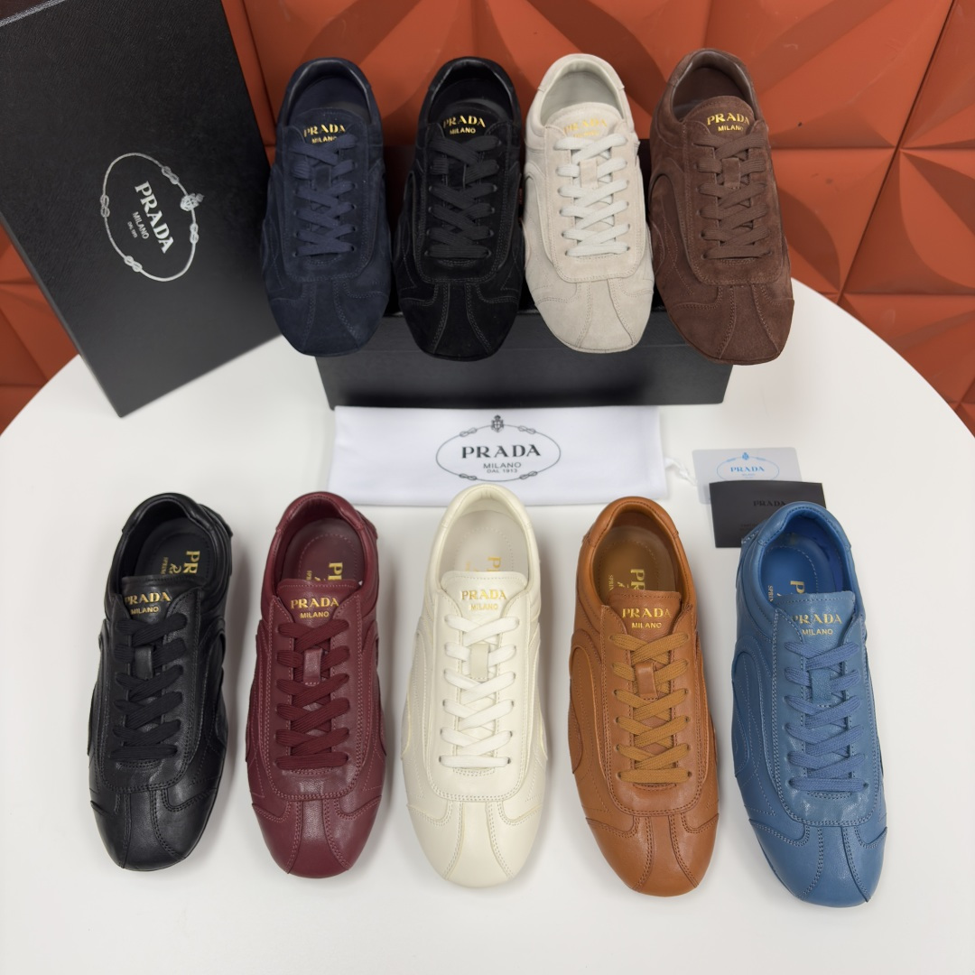 NO:574919,P's new products Prad* Montecarlo Re-Edition 2025 retro Nappa leather sneakers official price RMB, 850 Montecarlo sneakers were first launched in 2005 as part of the Linea Rossa series, combining comfort with exquisite and innovative design. The latest style adopts a sporty style with visible top stitching, echoing the dynamic lines of the original style. Gold 'PRAD* MILANO' logo on the tongue  .Inspired by driving shoes, the soft and flexible Nappa leather/suede cowhide is paired with a deconstructed sole, giving the sneakers a light appearance and smooth aesthetic. The special rubber outsole adopts a geometric texture/grain texture design, which has strong grip and is printed with the PRAD* brand logo. The details highlight the luxury status!  Whether paired with distressed jeans to create a 'retro trendy look', or paired with a suit for a 'yuppie business style', or combined with a sports suit for a 'casual and casual style', PRAD*'s retro sneakers can become the core highlight of the look with their luxurious quality and retro design. Standard counter sizes 39 to 44# batch, prada, prada, sneakers, jeans, business suit, cowhide19860909P家新品 Prad* 普拉-达 Montecarlo Re-Edition2025 复古Nappa皮革运动鞋官方售价 RMB ,850 Montecarlo 运动鞋于2005年首次作为Linea Rossa系列的一部分推出,在精致创新的设计中结合了舒适性.最新款式采用运动风格,搭配可见的顶线缝合,呼应原始款式的动感线条.鞋舌处金色“PRAD* MILANO”标识 .受驾驶鞋启发,柔软灵活的Nappa皮革/绒面牛皮搭配解构鞋底,赋予运动鞋轻盈的外观和流畅的美感.特制橡胶大底,采用几何纹路/颗粒纹路设计,抓地力强劲的同时,印有PRAD*品牌标识,细节处彰显奢品身份！ 穿搭无论是搭配做旧牛仔裤打造“复古潮人Look”,还是与西装套装碰撞出“雅痞商务风”,亦或是和运动套装组出“休闲随性范”,PRAD* 这款复古运动鞋都能以奢品质感与复古设计,成为造型的核心亮点. 标准专柜码数39～44#批,,prada,prada,sneakers,jeans,business suit,cowhide,Men's shoes