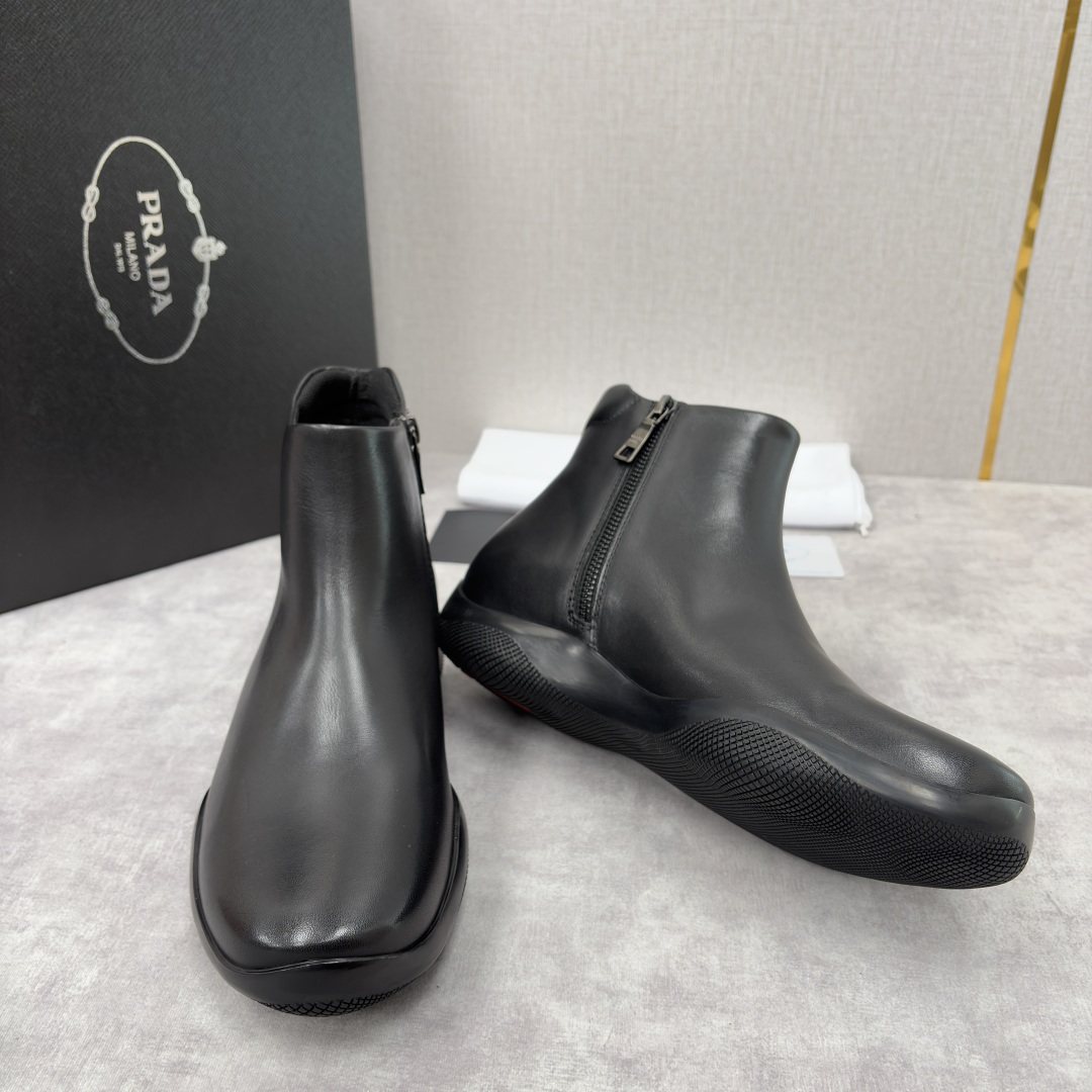 💋💍P家新品 Prad* 普拉-达 男士中邦踝靴 套穿式设计短靴 莞产顶级猛货 这款皮靴鞋面甄选意大利小