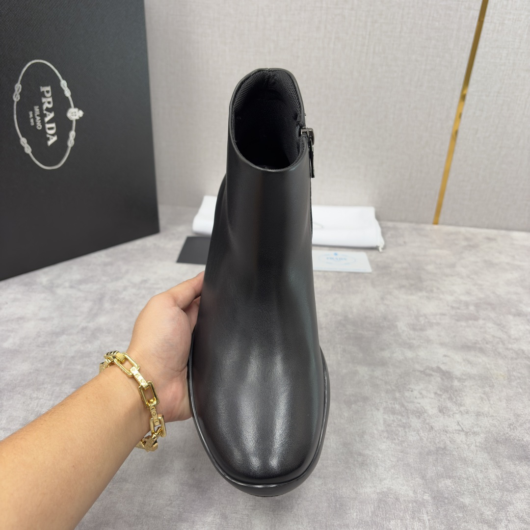 💋💍P家新品 Prad* 普拉-达 男士中邦踝靴 套穿式设计短靴 莞产顶级猛货 这款皮靴鞋面甄选意大利小