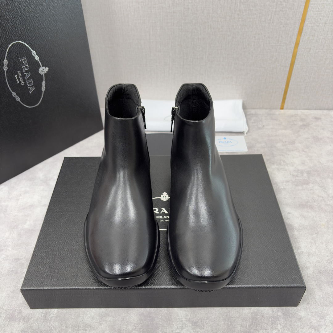 💋💍P家新品 Prad* 普拉-达 男士中邦踝靴 套穿式设计短靴 莞产顶级猛货 这款皮靴鞋面甄选意大利小
