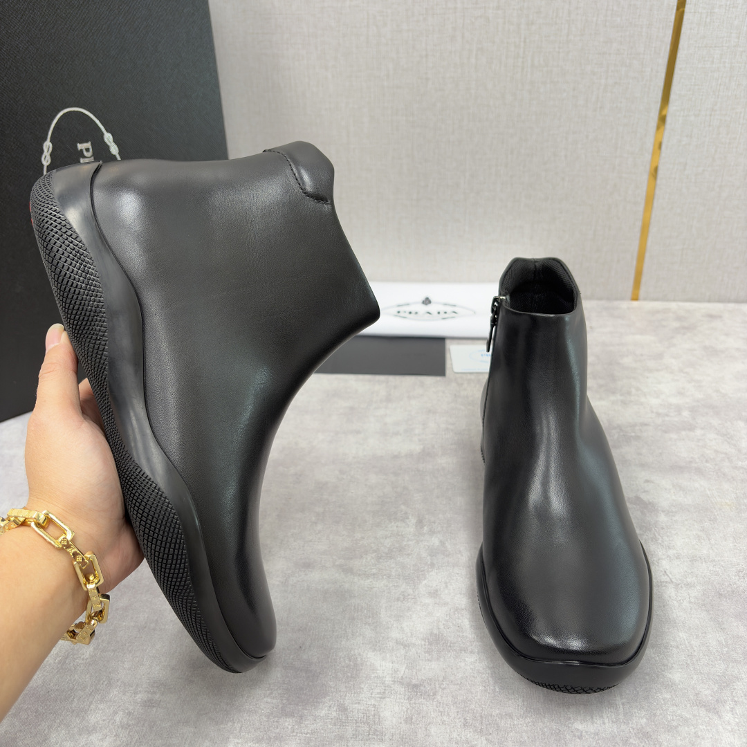 💋💍P家新品 Prad* 普拉-达 男士中邦踝靴 套穿式设计短靴 莞产顶级猛货 这款皮靴鞋面甄选意大利小