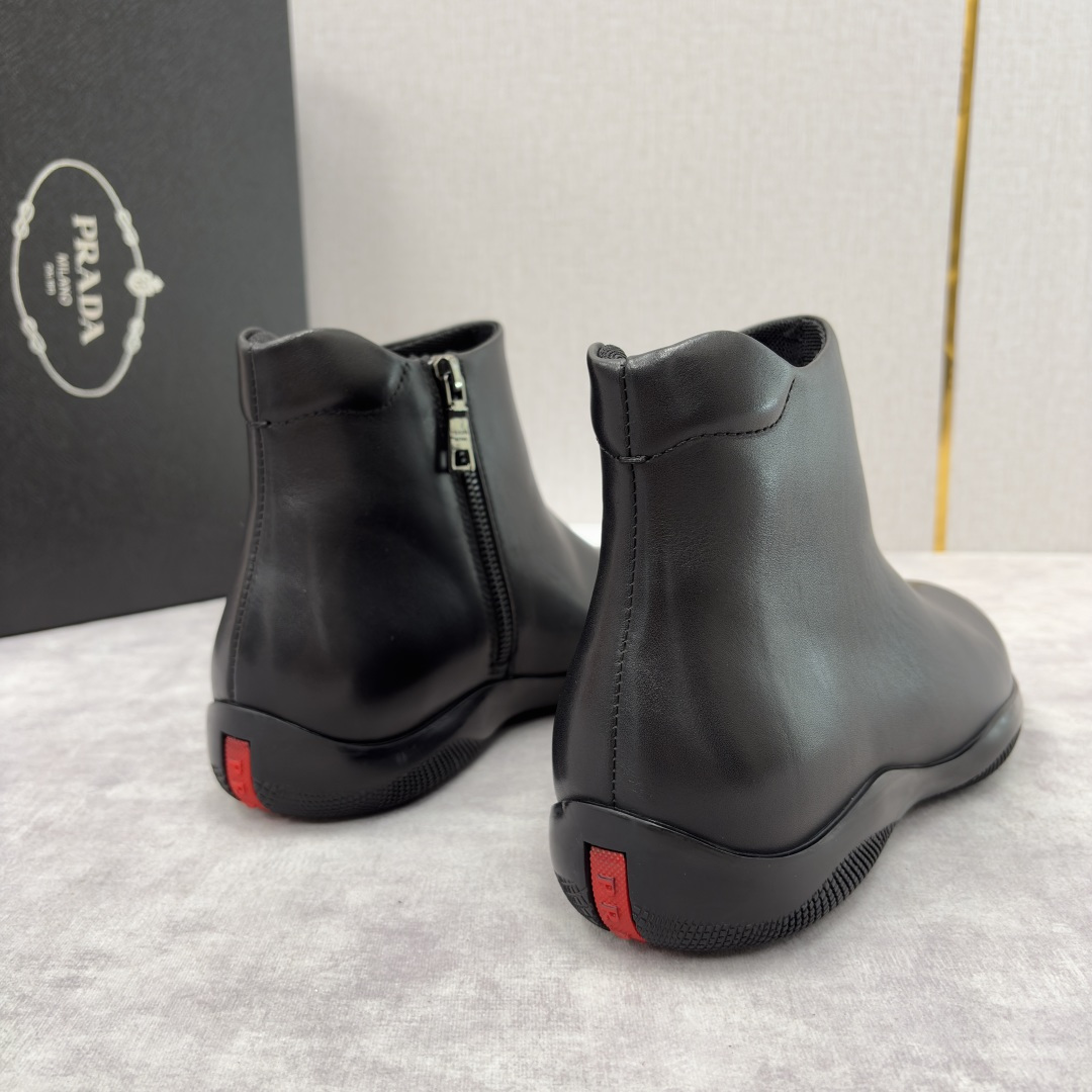 💋💍P家新品 Prad* 普拉-达 男士中邦踝靴 套穿式设计短靴 莞产顶级猛货 这款皮靴鞋面甄选意大利小