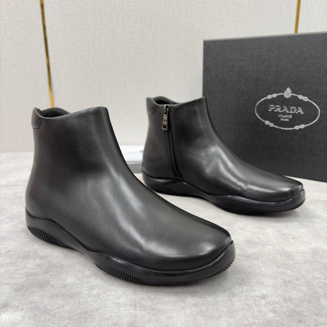 💋💍P家新品 Prad* 普拉-达 男士中邦踝靴 套穿式设计短靴 莞产顶级猛货 这款皮靴鞋面甄选意大利小
