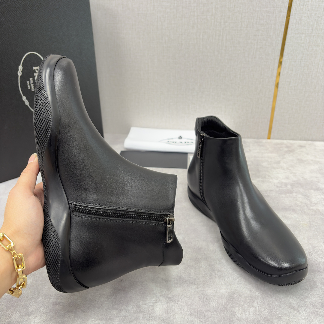 💋💍P家新品 Prad* 普拉-达 男士中邦踝靴 套穿式设计短靴 莞产顶级猛货 这款皮靴鞋面甄选意大利小