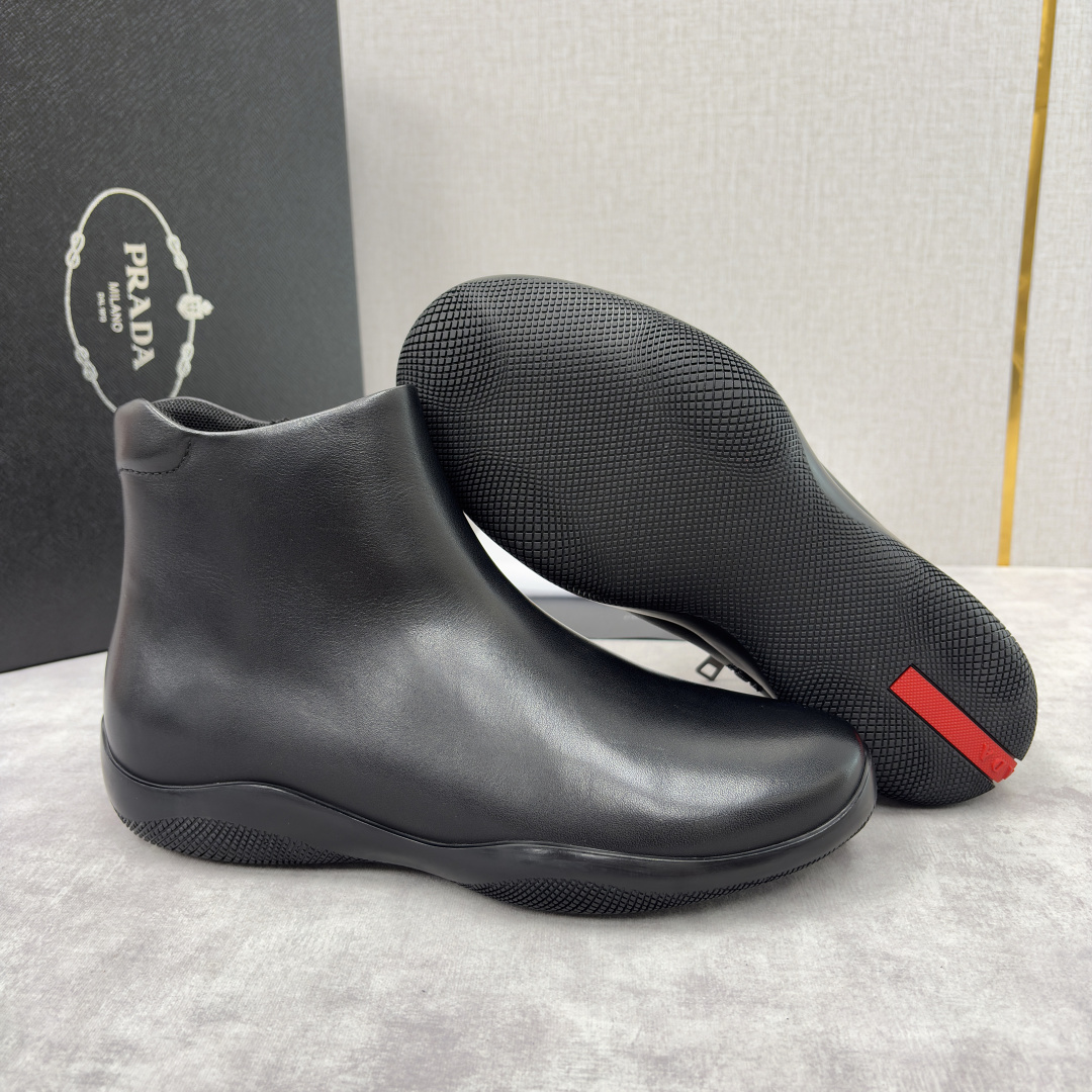 💋💍P家新品 Prad* 普拉-达 男士中邦踝靴 套穿式设计短靴 莞产顶级猛货 这款皮靴鞋面甄选意大利小