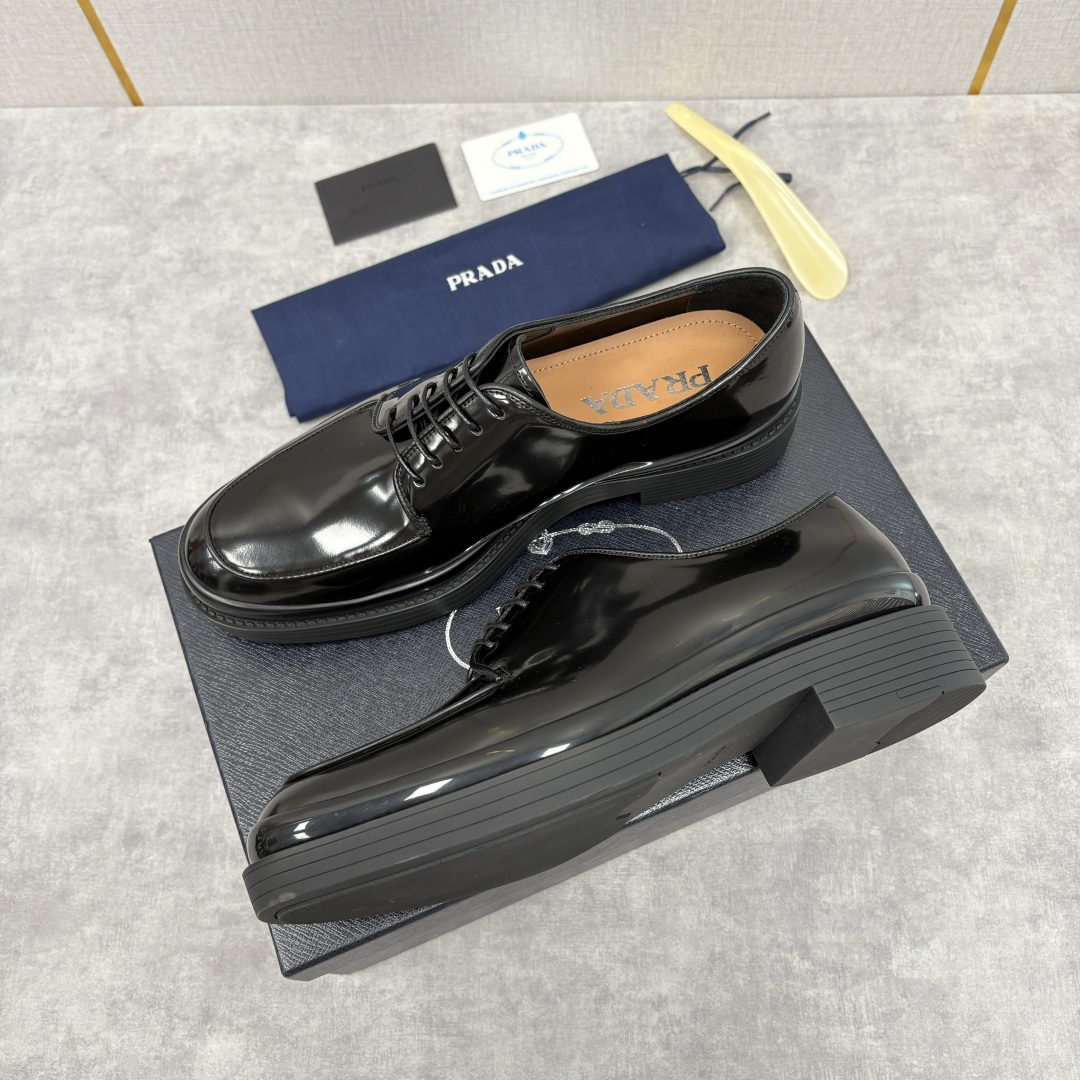 💋💍P家新品 普拉*达 PRAD* 官方热卖新款男士厚底系带德比鞋 此款厚底皮鞋采用闪亮的亮面开边珠擦色