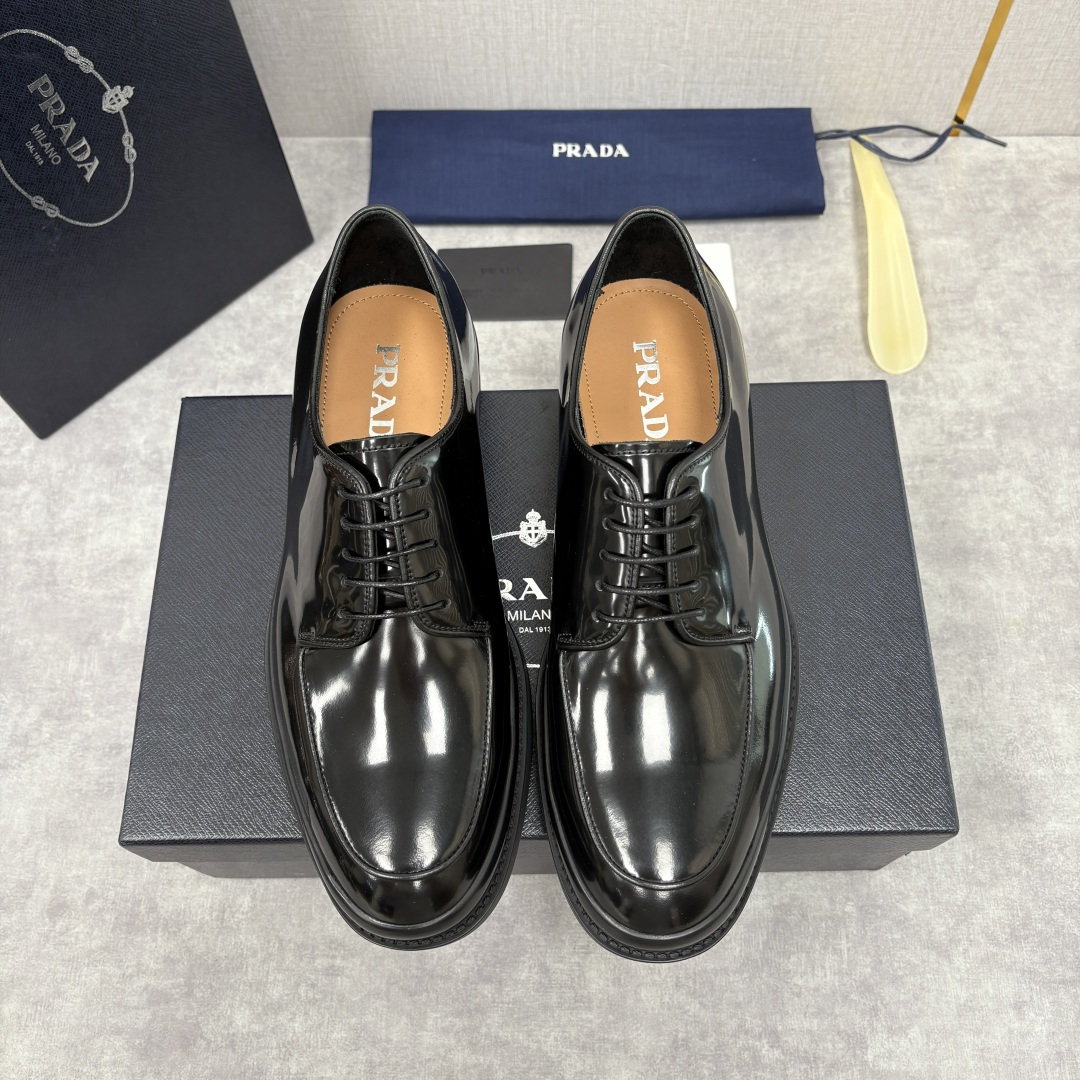 💋💍P家新品 普拉*达 PRAD* 官方热卖新款男士厚底系带德比鞋 此款厚底皮鞋采用闪亮的亮面开边珠擦色