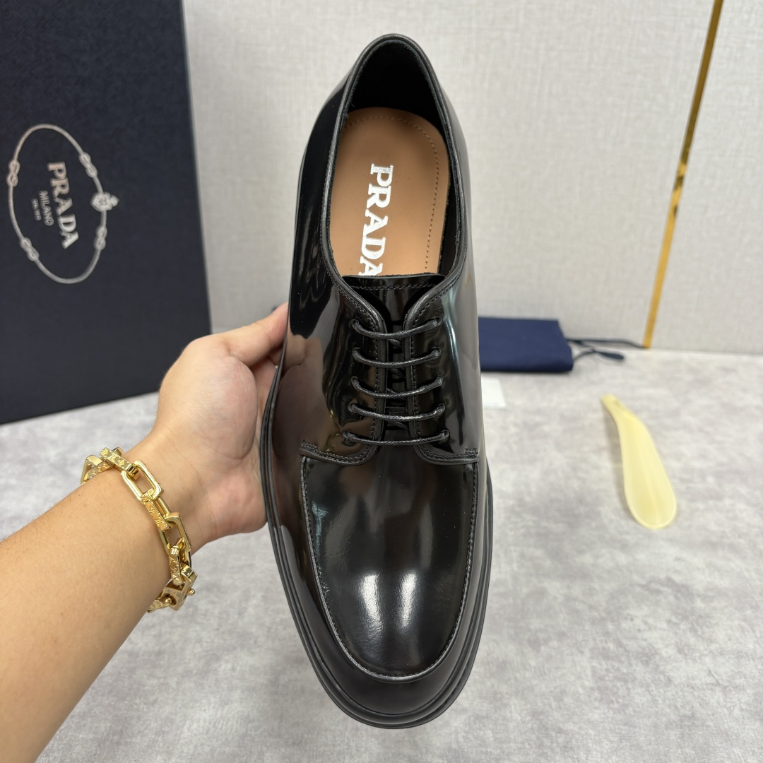💋💍P家新品 普拉*达 PRAD* 官方热卖新款男士厚底系带德比鞋 此款厚底皮鞋采用闪亮的亮面开边珠擦色