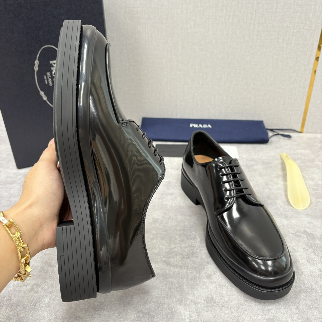 💋💍P家新品 普拉*达 PRAD* 官方热卖新款男士厚底系带德比鞋 此款厚底皮鞋采用闪亮的亮面开边珠擦色
