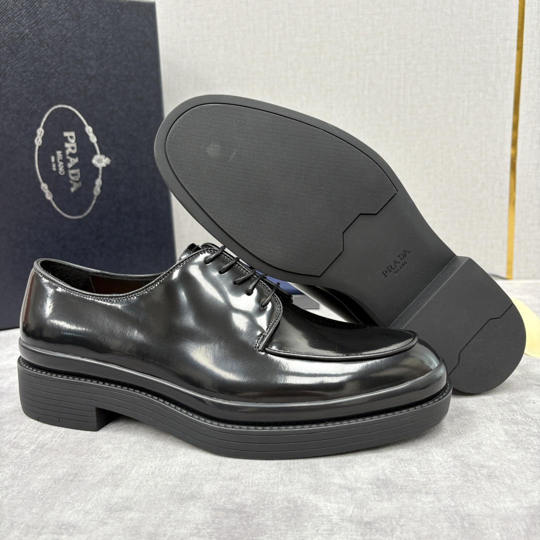 💋💍P家新品 普拉*达 PRAD* 官方热卖新款男士厚底系带德比鞋 此款厚底皮鞋采用闪亮的亮面开边珠擦色