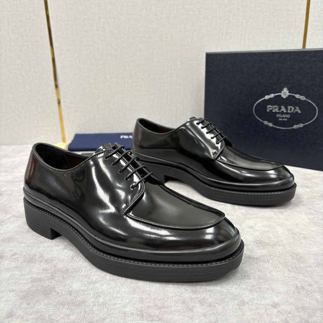 💋💍P家新品 普拉*达 PRAD* 官方热卖新款男士厚底系带德比鞋 此款厚底皮鞋采用闪亮的亮面开边珠擦色