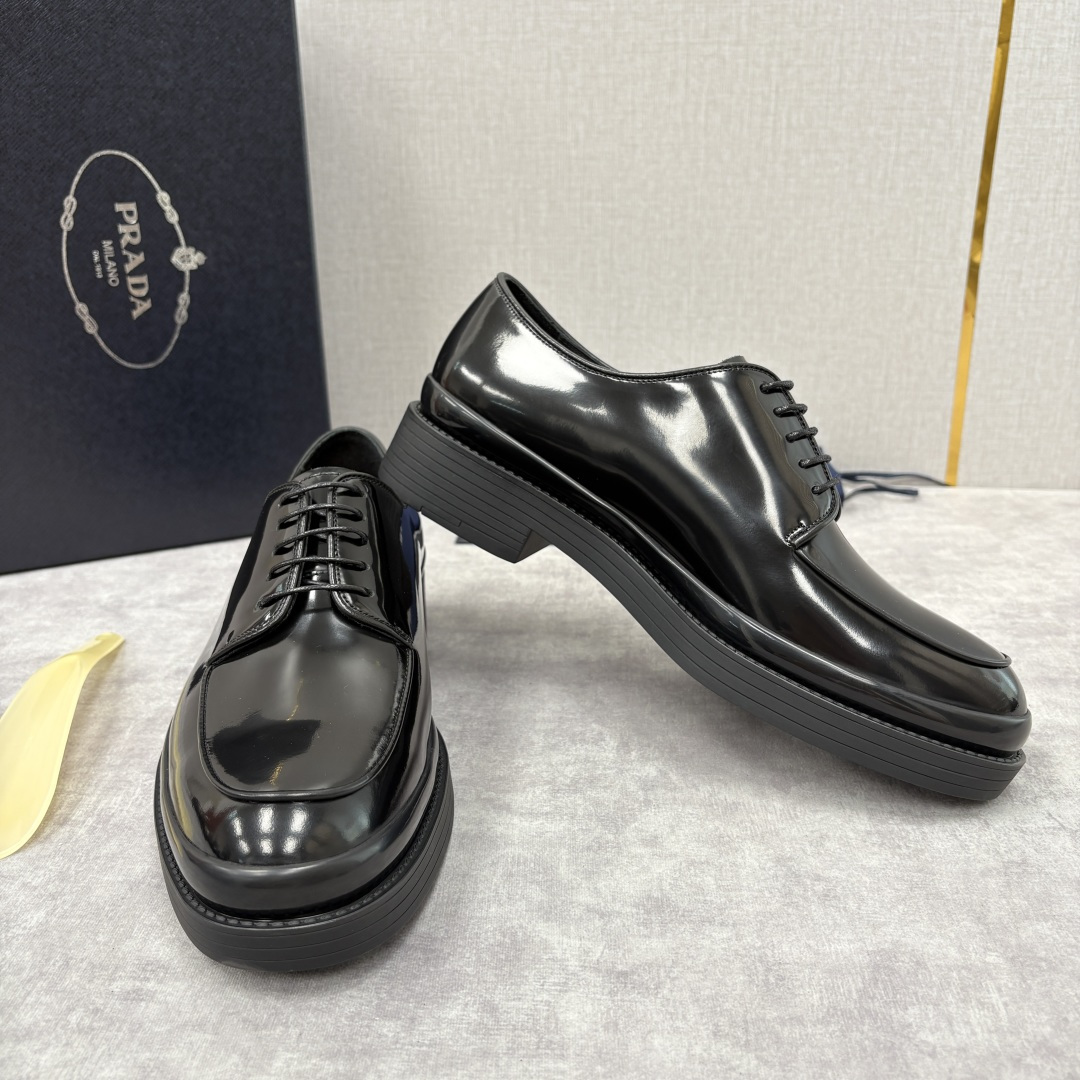 💋💍P家新品 普拉*达 PRAD* 官方热卖新款男士厚底系带德比鞋 此款厚底皮鞋采用闪亮的亮面开边珠擦色