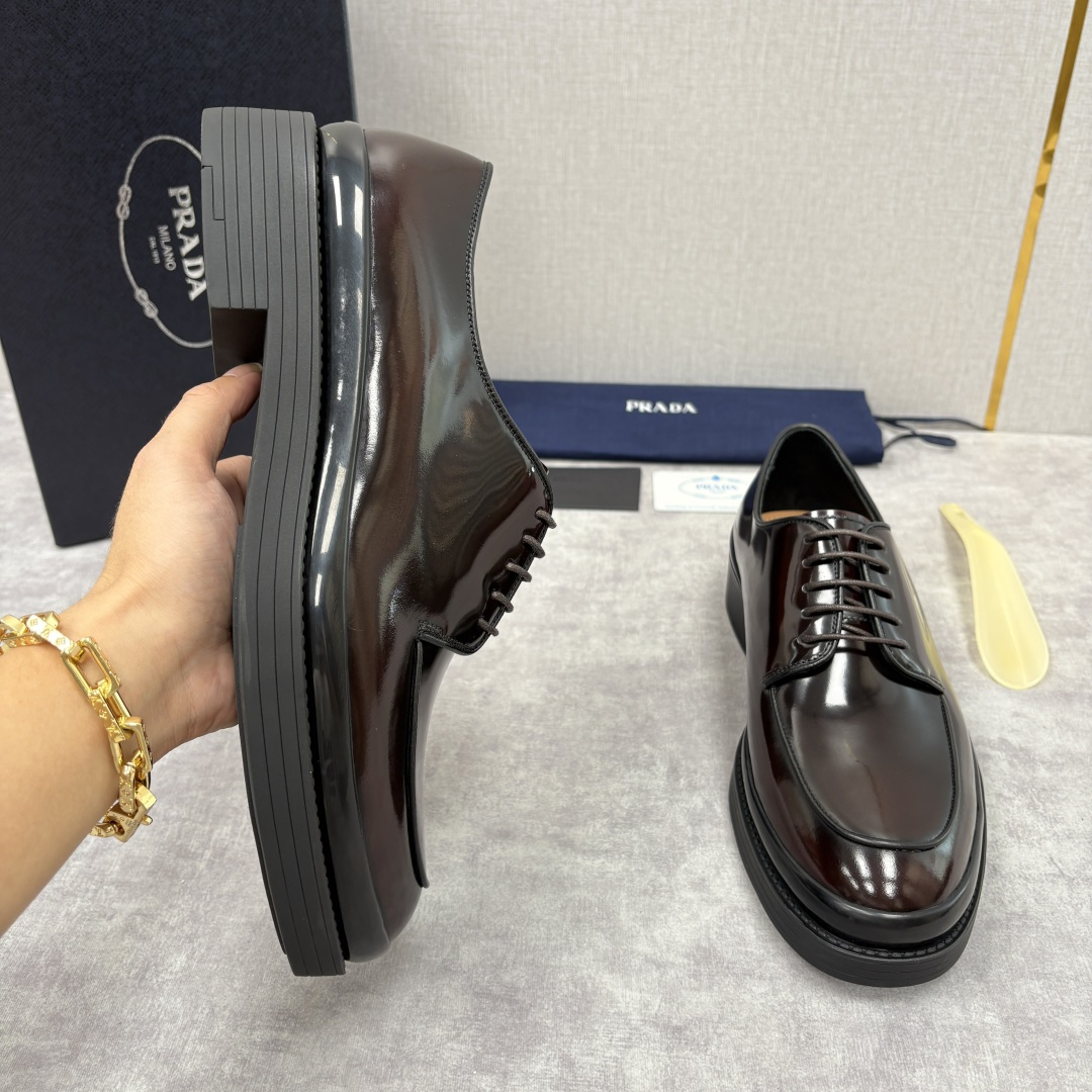 💋💍P家新品 普拉*达 PRAD* 官方热卖新款男士厚底系带德比鞋 此款厚底皮鞋采用闪亮的亮面开边珠擦色